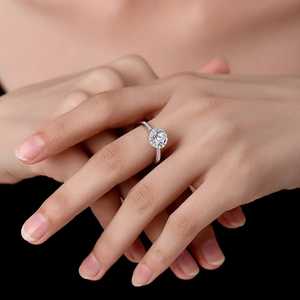 Anello di fidanzamento classico in argento 925 con moissanite su dito di modella