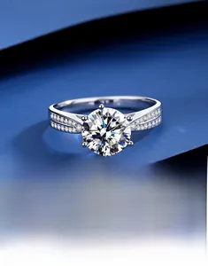 Détail d'une bague en argent S925 avec moissanite, serti six griffes et pierres latérales