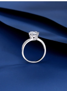 Détail d'une bague moissanite 1 carat avec serti six griffes et accents de pierres