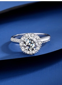 Vue macro d'une bague tournesol en moissanite avec anneau en argent S925 sur fond bleu