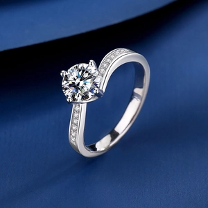 Klassischer Moissanit-Ring mit gedrehtem Pave-Band und Vier-Krallen-Fassung aus 925 Silber