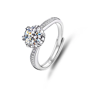Détail de la bague de fiançailles en argent avec moissanite à 6 griffes et anneau réglable