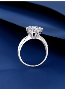 Vue latérale détaillée d'une bague moissanite en argent S925 avec serti à six griffes