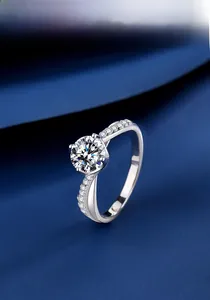 Macro d'une bague moissanite 1 carat avec anneau torsadé pavé sur velours bleu