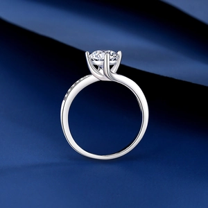 Klassischer Ring aus 925er Silber mit 1ct D-Farbe Moissanit in einer 4-Krallen-Fassung
