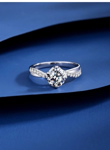 Détail de la bague en argent s925 avec moissanite à quatre griffes et anneau torsadé