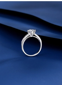 Détail d'une bague en argent s925 sertie d'une moissanite 1ct sur soie bleue