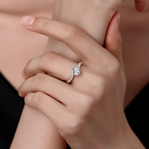 Eleganter S925 Sterlingsilberring mit gedrehtem Band und rundem Brillantschliff Moissanit