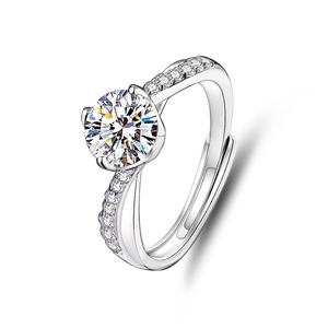 Vue latérale de la bague en moissanite 1ct avec serti six griffes et anneau torsadé