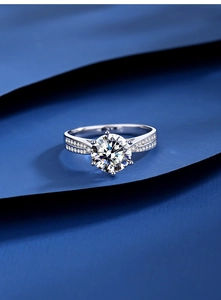 Macro d'une bague en argent S925 avec moissanite à six griffes et doubles anneaux pavés de diamants