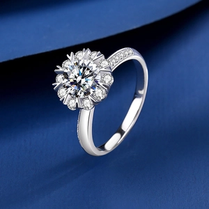 Bague exquise en argent 925 avec moissanite et motif flocon de neige en vue à 45 degrés