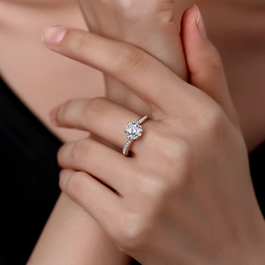 Bague classique en moissanite 1 carat avec anneau torsadé en argent S925 sur main