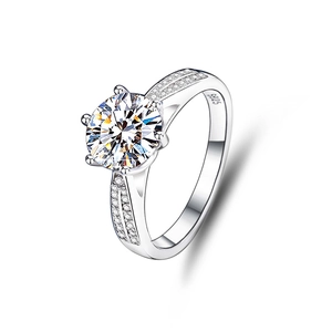 Détail de la bague en argent S925 montrant le moissanite à six griffes et le poinçon