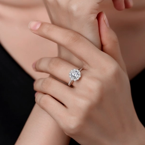 Bague moissanite élégante en argent S925 avec pavé de diamants sur la main du modèle