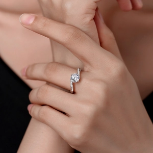 Classic 925 silver moissanite ring with twisted band worn by a model in a close-up shot