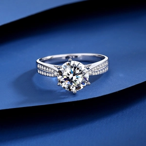 Bague classique en argent S925 avec moissanite taille ronde et serti à six griffes