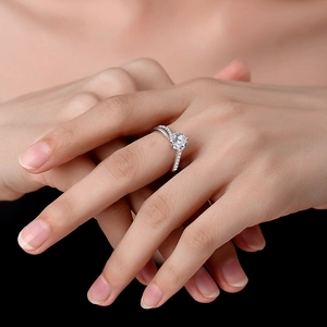 Bague de fiançailles classique en argent S925 avec moissanite ronde et anneau torsadé