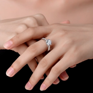 Bague classique en argent sterling S925 avec moissanite et serti à six griffes sur doigt