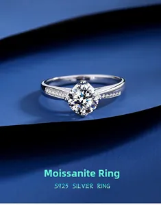 Macro d'une bague moissanite 1 carat avec sertissage à quatre griffes en argent S925 bleu