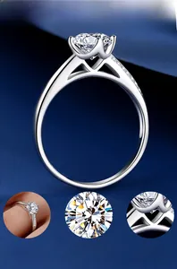 Détail d'une bague en argent 925 avec moissanite de 1 carat et pavage de micro-diamants