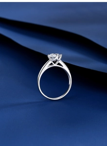 Détail macro de bague moissanite 1 carat avec serti quatre griffes et anneau pavé