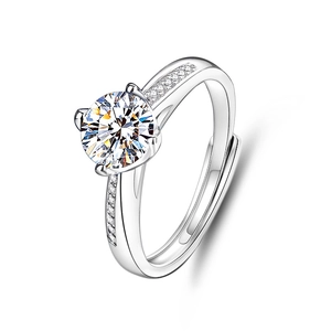 Détail macro de bague en argent S925 avec moissanite à quatre griffes et anneau réglable