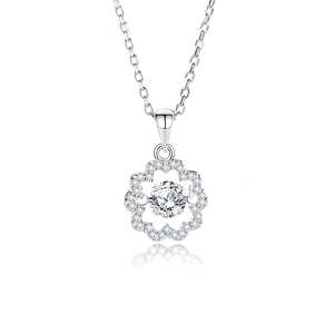 Collier élégant en argent sterling S925 avec pierre de moissanite dansante sur fond blanc
