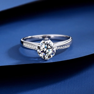 Bague classique en argent S925 avec une moissanite ronde sertie de six griffes élégantes