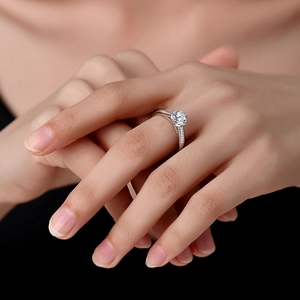 Bague classique en argent 925 avec moissanite d'un carat sur une main de femme