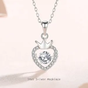 Collier Pendentif Cœur Couronne avec Pierre Dansante en Argent Sterling 925 pour Femme Bijou Élégant avec Moissanite et Zirconia