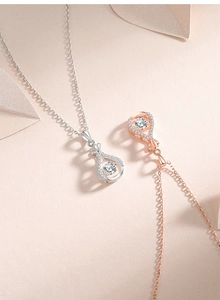 Détail de pendentifs gouttes d'eau en argent S925 et or rose avec moissanite scintillante