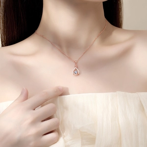 Collier élégant en or rose avec pendentif goutte en moissanite porté par un mannequin