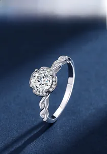 Dettaglio anello in argento s925 con halo di moissanite un carato e fascia a spirale
