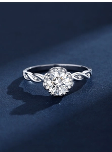 Dettaglio dell'anello in argento s925 con moissanite, halo floreale e fascia ritorta