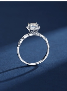 Dettaglio dell'incastonatura a fiori a sei griffe e incisione Pt950 sull'anello in argento