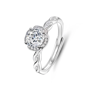 Dettaglio anello in argento s925 con moissanite da 1ct in castone a petalo e fascia a treccia