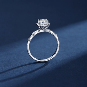 Anello in argento S925 con moissanite da 1 carato e fascia intrecciata su sfondo blu