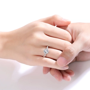 Elegante anello in argento 925 con moissanite da 1 carato indossato a mano
