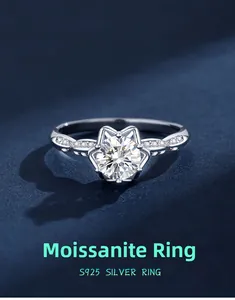 Macro-opname van S925 zilveren moissanite ring met unieke kattenoorzetting ontwerp