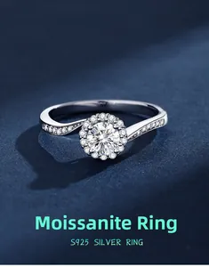 Vue macro d'une bague en argent S925 avec moissanite halo et diamants latéraux