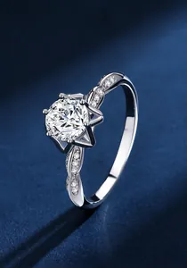Macro-opname van 1ct moissanite lotusring met zes-klauwzetting en gedraaide pavé-band