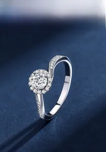 Vue macro de bague moissanite avec anneau torsadé et pavé de diamants sur velours bleu