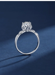 Macro-opname van 1ct moissanite lotusring met zes klauwen en golvende zilveren band