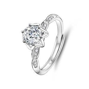 Detail van een 1-karaat moissanite ring met lotuszetting en gedraaide zilveren band