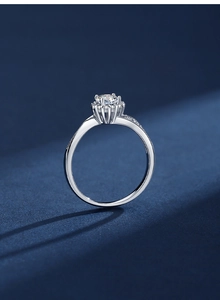 Vue détaillée bague de fiançailles en argent S925 moissanite avec halo et anneau torsadé