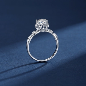 Lotus 1 karaat moissanite S925 zilveren ring met gegolfde band en kroonzetting