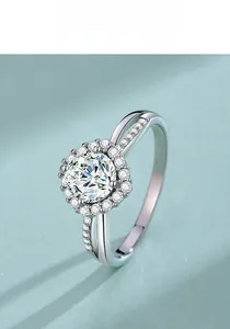 Makroaufnahme von 1 Karat Moissanit-Ring mit Halo-Fassung und doppeltem Pavé-Kreuzband