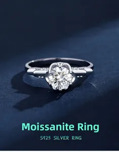 Makroaufnahme von S925 Silber Moissanit Ring mit Sechskantfassung und Seitensteinen