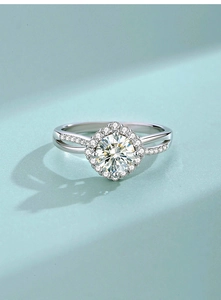 Detaillierte Nahaufnahme von S925 Silberring mit Moissanit-Halo und gekreuztem Ringschiene