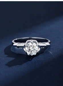 Makroaufnahme von 925er Silber Moissanit-Ring mit blütenförmiger Sechs-Klauen-Fassung